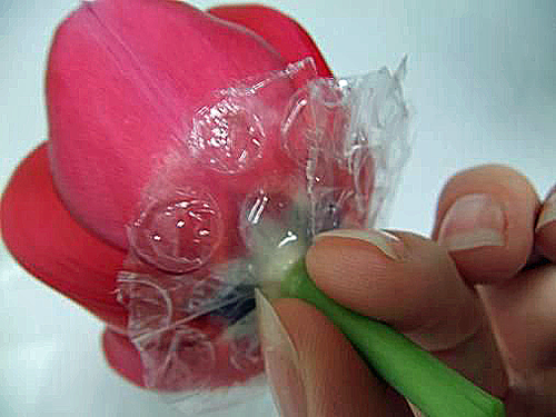 Use Bubble Wrap to Make Flowers Float (organized CHAOS online)